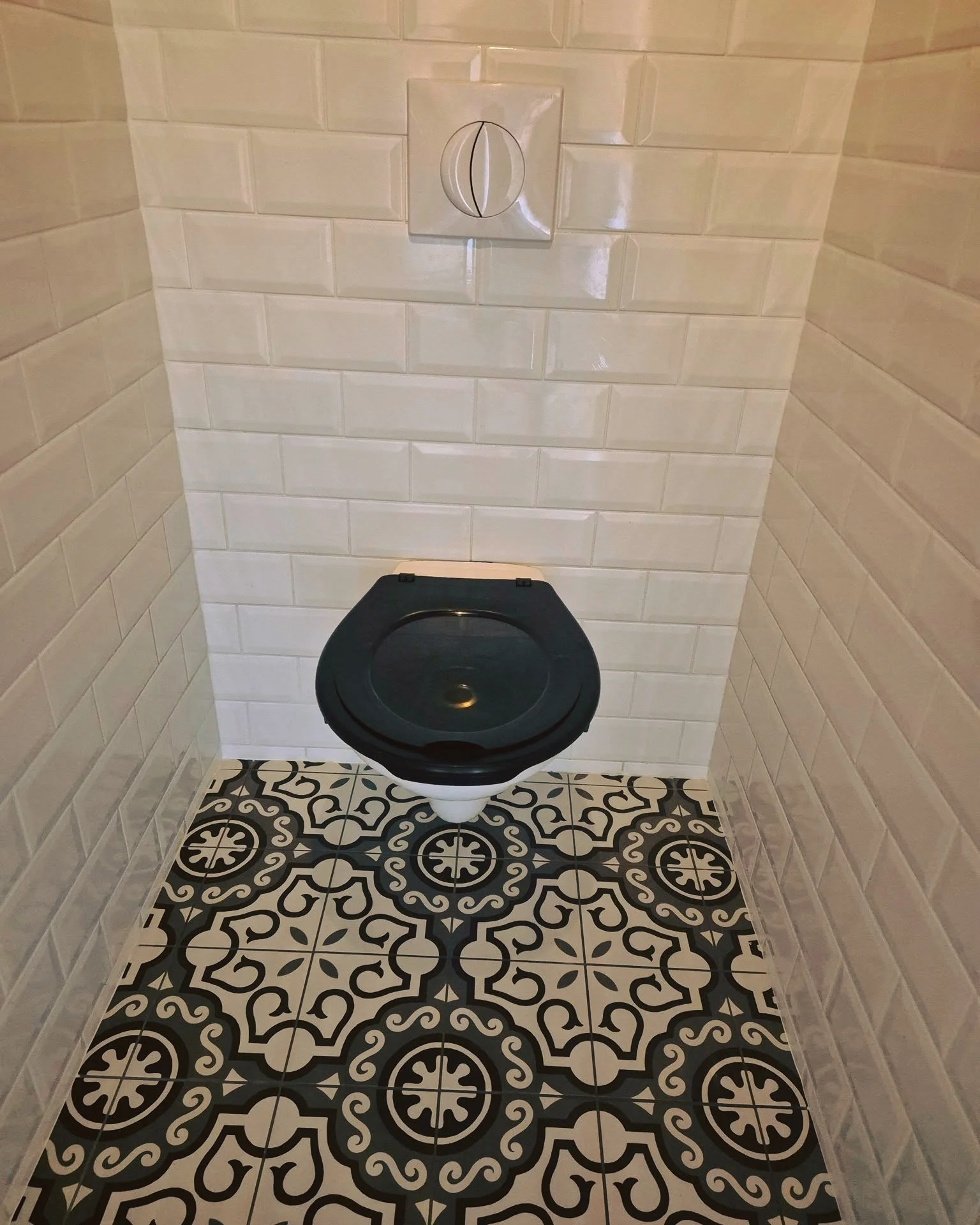 Disponible en plusieurs coloris — il s'intègre dans n'importe quelle salle de bain